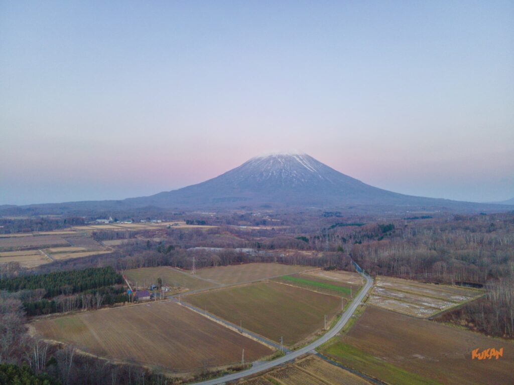 ニセコ里見エリアにある旅館業許可済み中古戸建て(8LDK相当)の正面外観。自然に囲まれた静かな立地。
