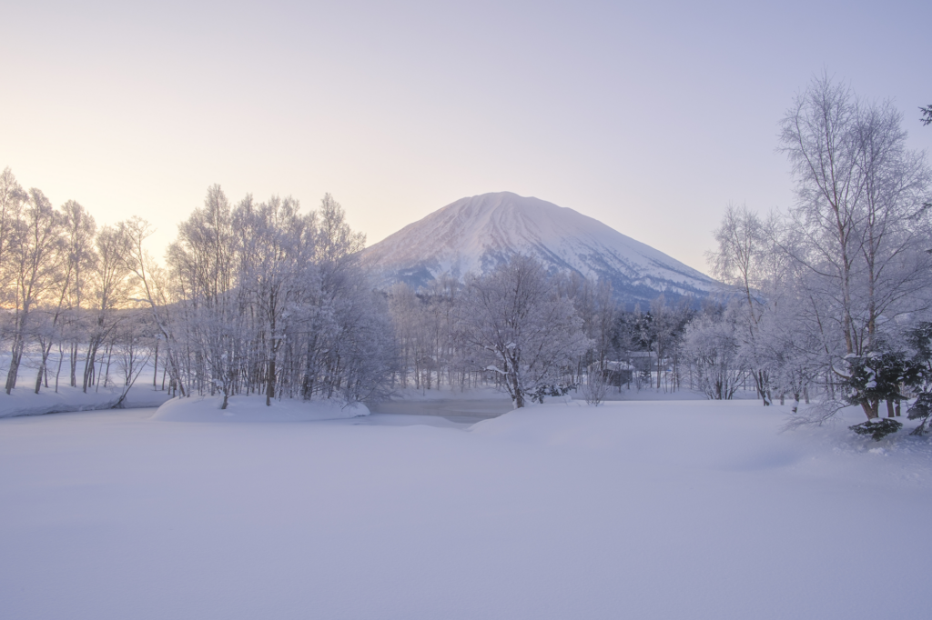 雪に覆われた倶知安町から望む冬の羊蹄山。相続した不動産や空き家の売却・買取で注目される絶景エリア。