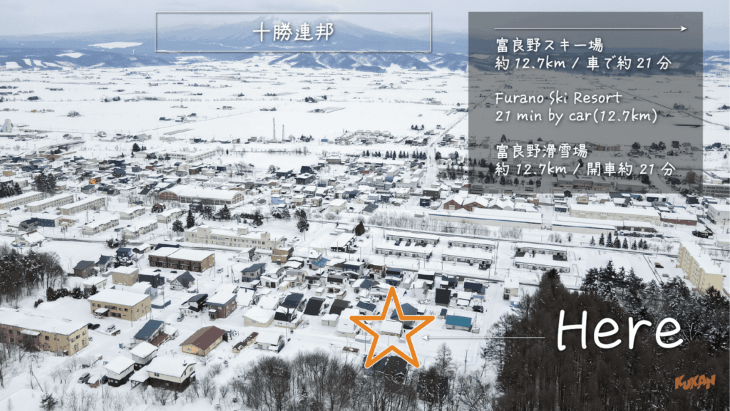 中富良野の不動産投資物件から望む十勝連峰の雪景色と富良野スキー場への多言語アクセス案内
