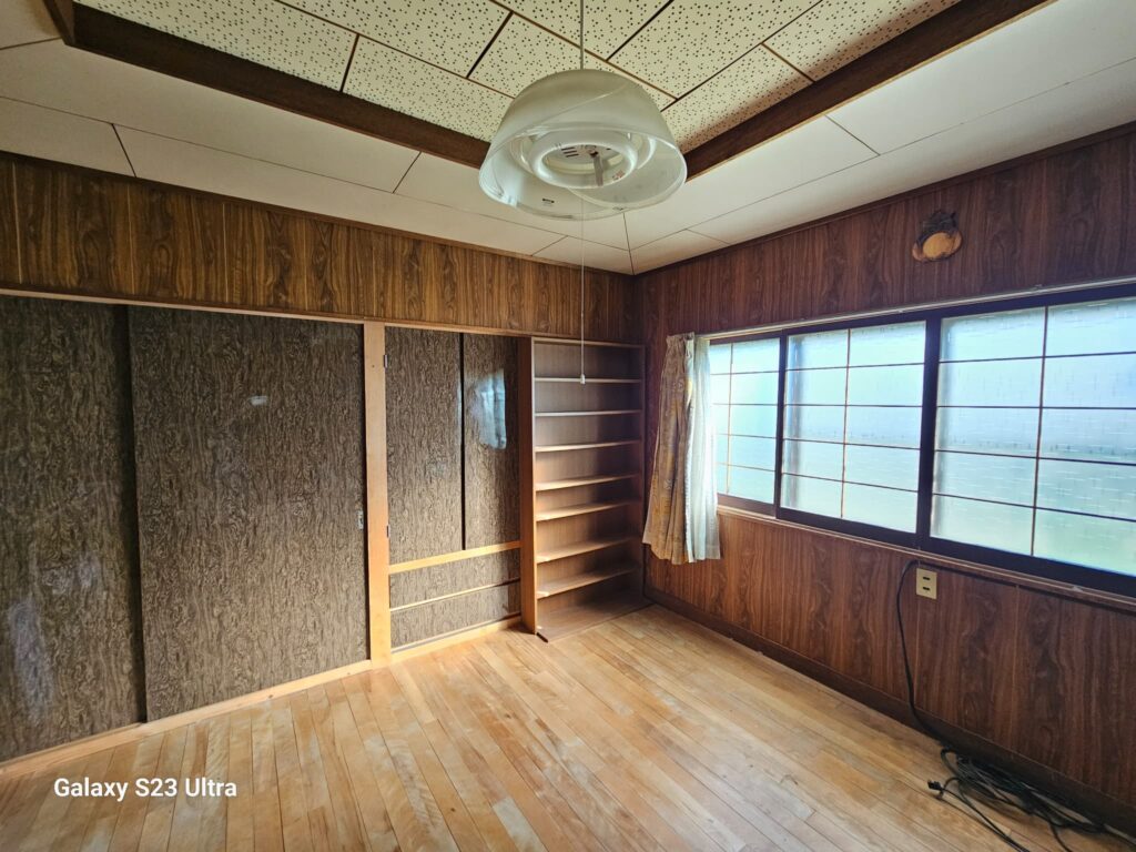 北海道美瑛町にあるリノベーション向けの築古戸建て、木目調の壁とフローリングが特徴のレトロな室内