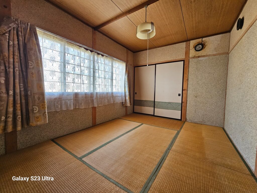 北海道美瑛町にあるリノベーション向けの築古戸建て、大きな窓から光が差し込む畳敷きの和室。