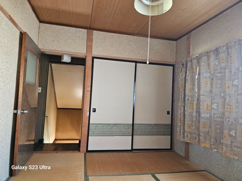北海道美瑛町にあるリノベーション向けの築古戸建て、畳と襖がある昭和レトロな和室の室内。