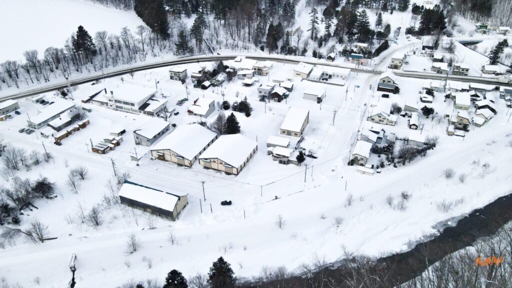 南富良野エリアの不動産投資に最適な雪景色の中の中古戸建てと一軒家