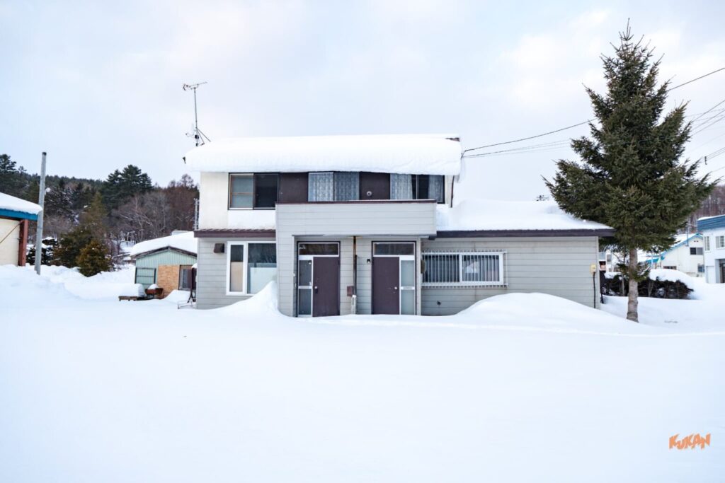 南富良野エリアの不動産投資や旅館業に適した、雪が積もる2階建ての中古戸建て物件