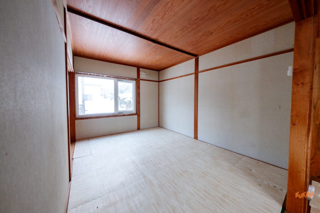 南富良野エリアの不動産投資向け中古戸建てにある木目調の天井とシンプルな和室の内装