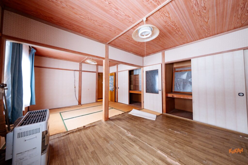 南富良野エリアの不動産投資向け中古戸建てにある木目調フローリングと畳敷きの和室内装