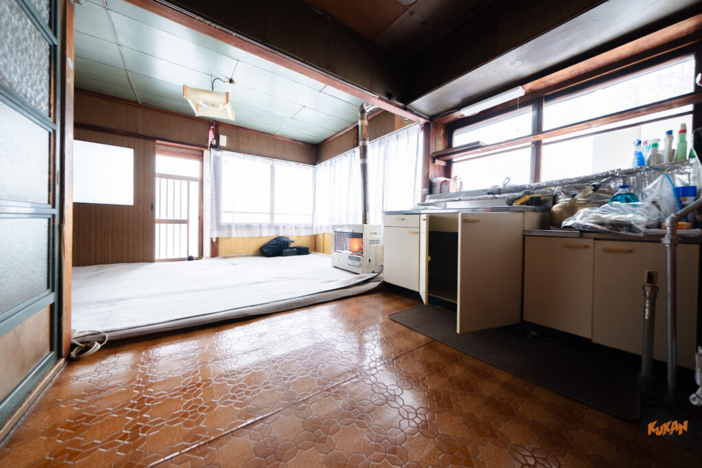 中富良野の不動産投資や別荘向け中古戸建てにある、レトロなキッチンと日当たりの良い居間の内装