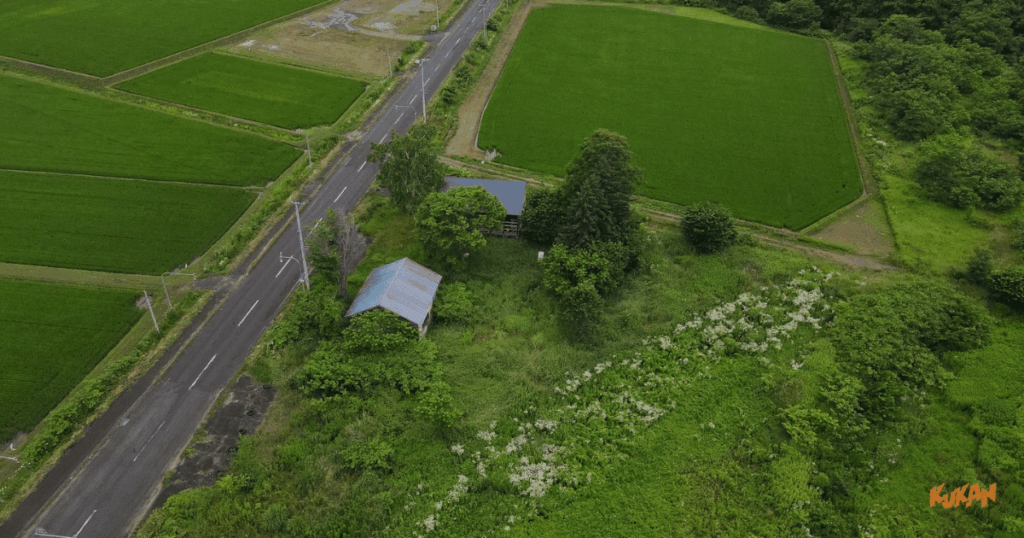 キロロ・ニセコ周辺の広大な古家付土地。別荘開発に適した水田と道路。