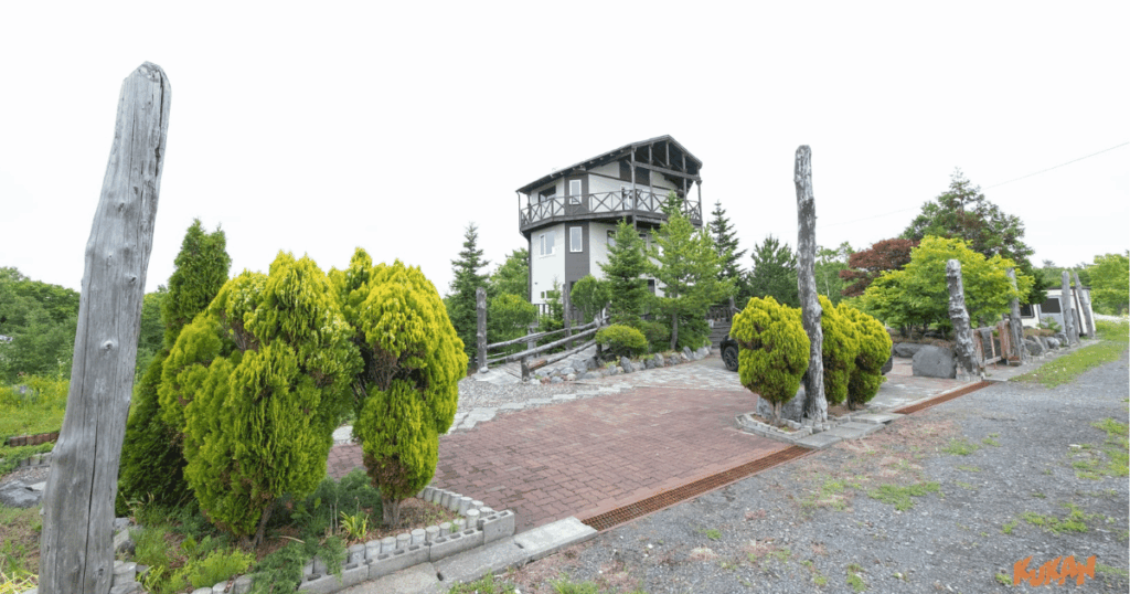 豊かな自然と整備されたアプローチの奥に建つ、石狩市望来のサマーロッジ外観。