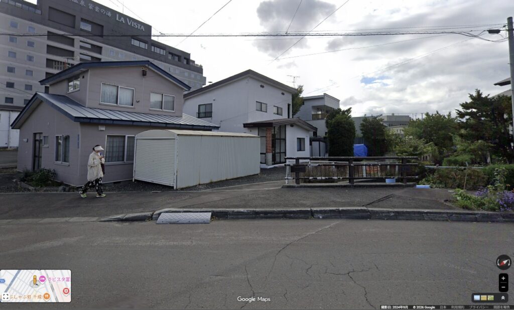 富良野市の中古戸建てを民泊へ再生した物件の、Googleマップストリートビューによる周辺環境。