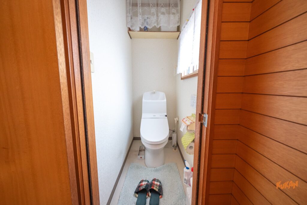 富良野市の中古戸建てを民泊へ再生した物件の、白を基調とした清潔感のある洋式トイレ。