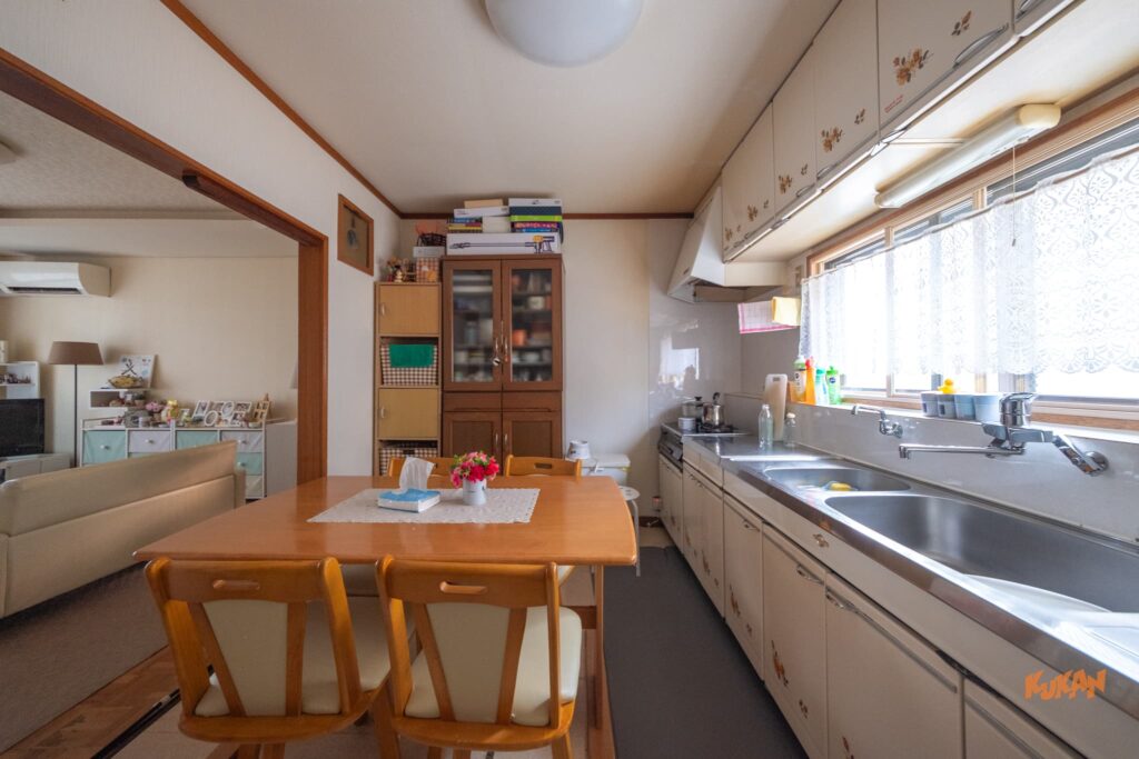 富良野市の中古戸建てを民泊へ再生した物件の、ダイニングテーブルと使い勝手の良いキッチン。