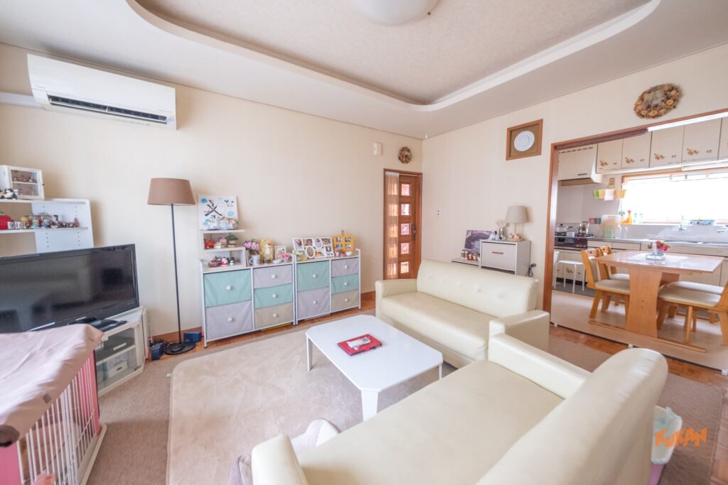 富良野市の中古戸建てを民泊へ再生した物件の、ソファが置かれた開放的で明るいリビングルーム。