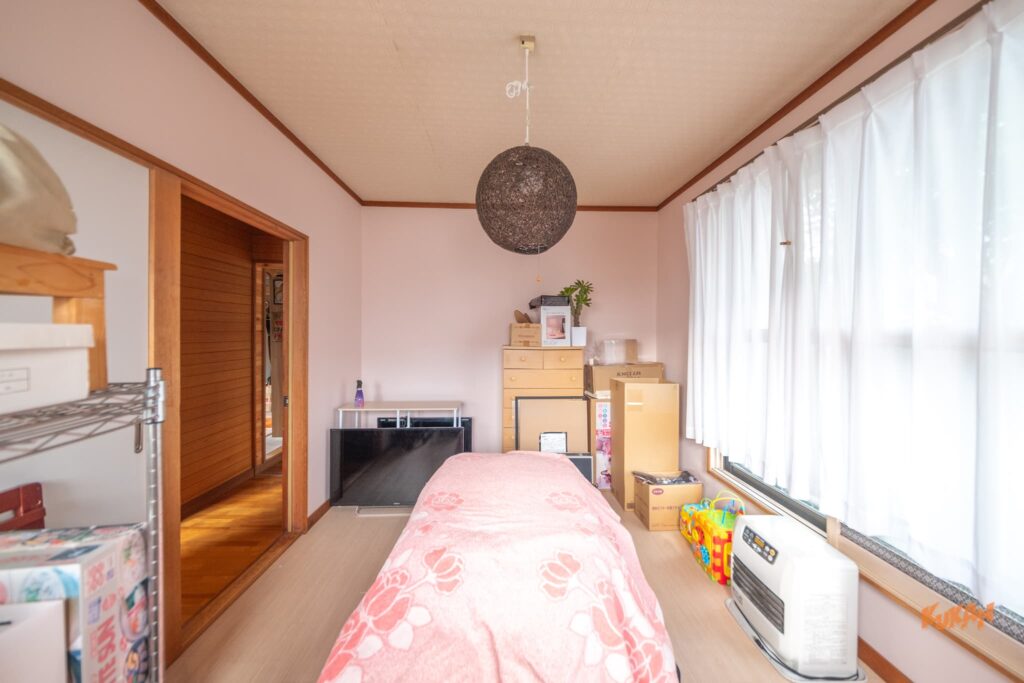 富良野市の中古戸建てを民泊へ再生した物件の、ベッドや家具が置かれた明るい雰囲気の寝室