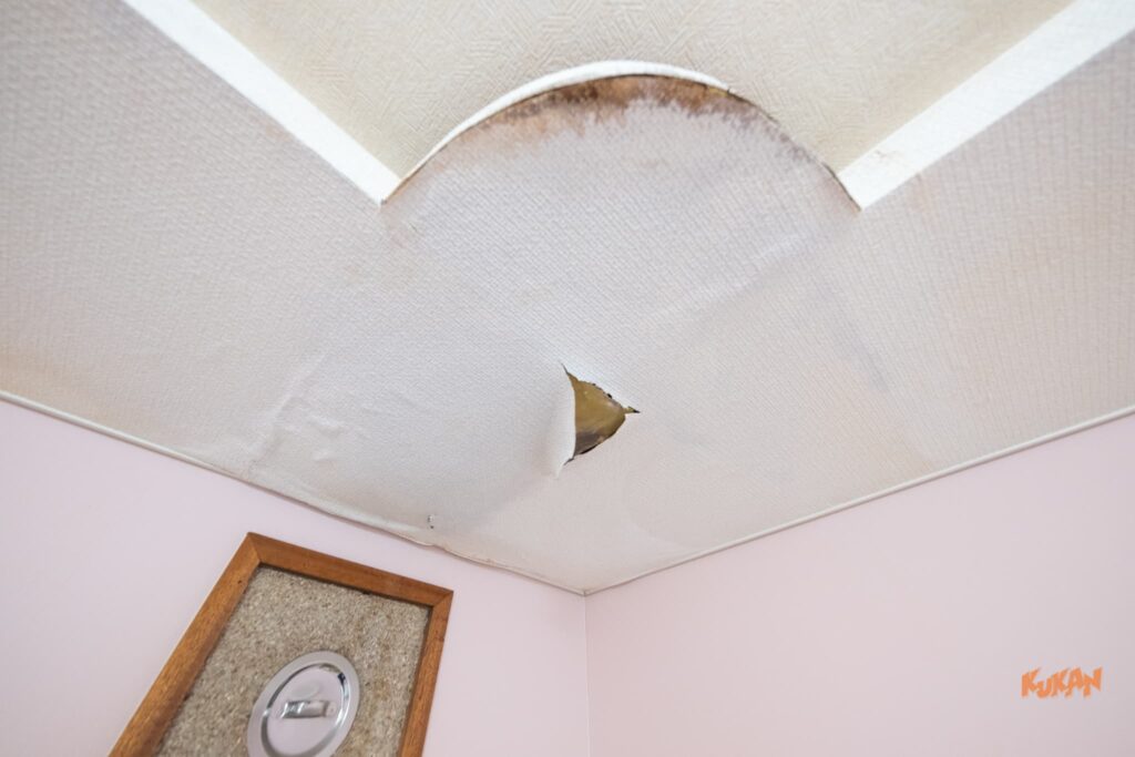 富良野市の中古戸建て物件に見られる、クロスが剥がれシミができた天井の雨漏り跡。