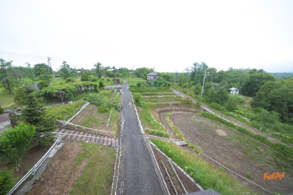 大自然に囲まれた石狩市望来のサマーロッジから見下ろす広大な敷地と緑豊かな敷地内アプローチ。