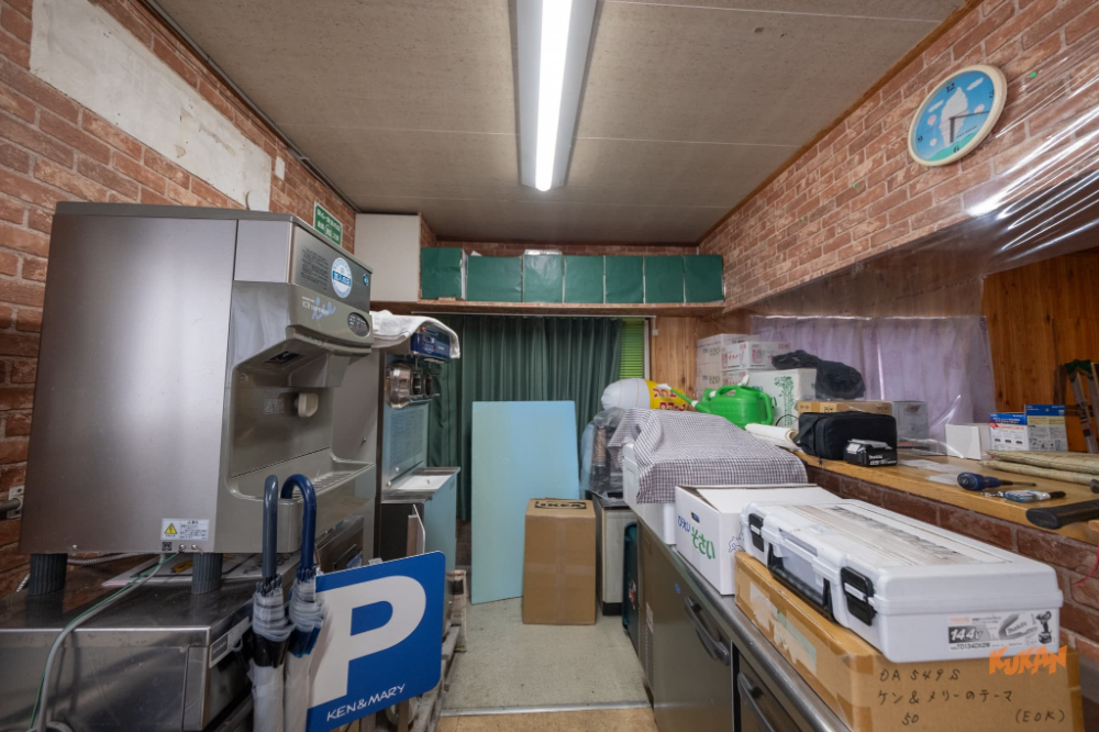 ケンとメリーの木に隣接する美瑛町プレミアムリゾート開発用地物件内にある、厨房機器を備えたバックヤード。