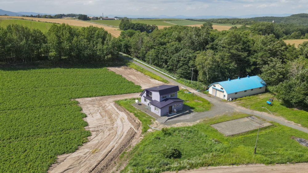 美瑛町のケンとメリーの木隣接エリアに広がる、建物と豊かな自然を備えたプレミアムリゾート開発用地。