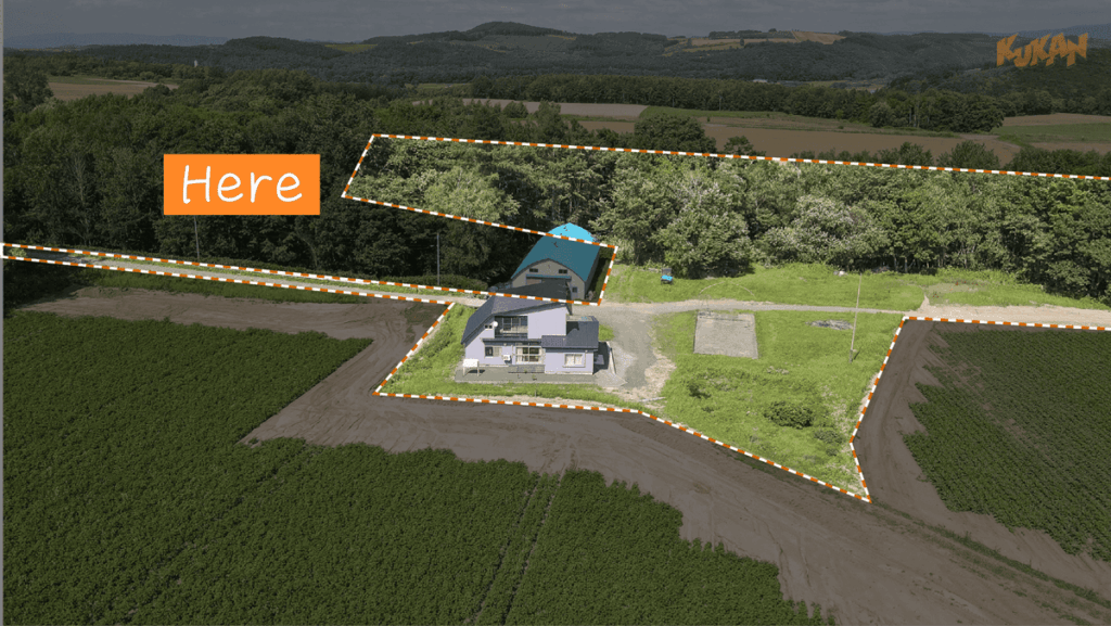 美瑛のケンとメリーの木に隣接するリゾートホテル開発向け土地建物の範囲を示す鳥瞰写真