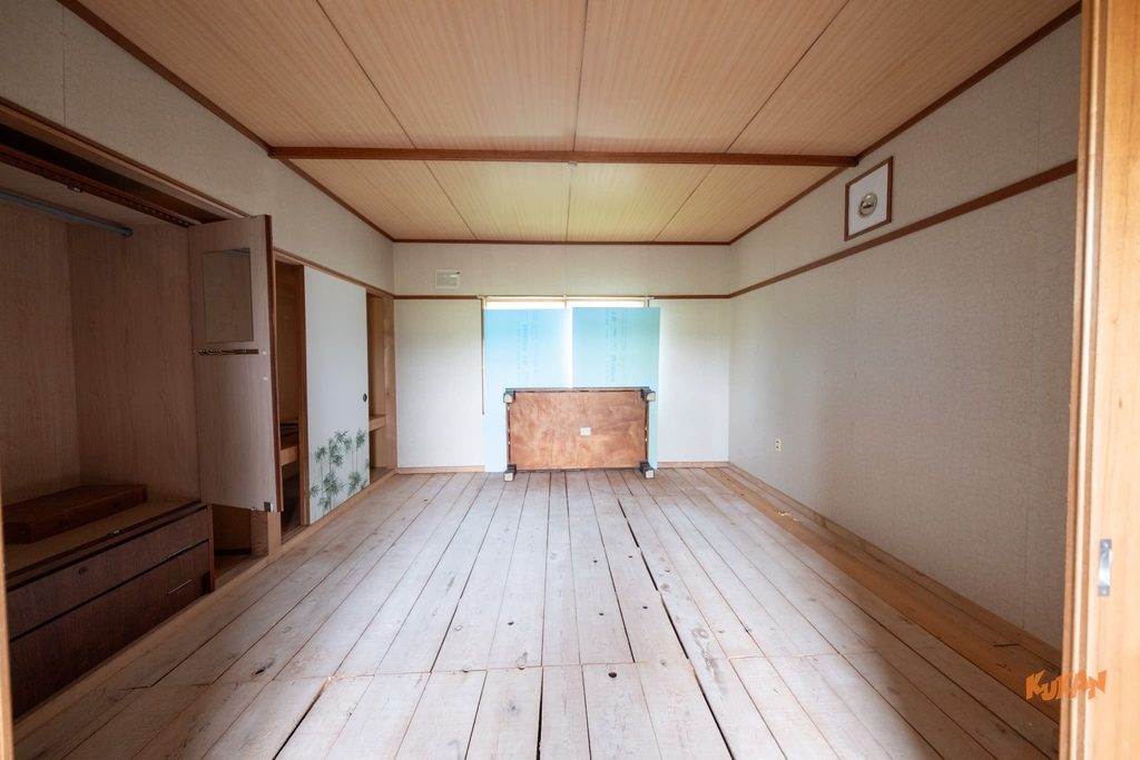美瑛のケンとメリーの木に隣接するリゾートホテル開発向け物件の畳撤去後の木張り和室空間