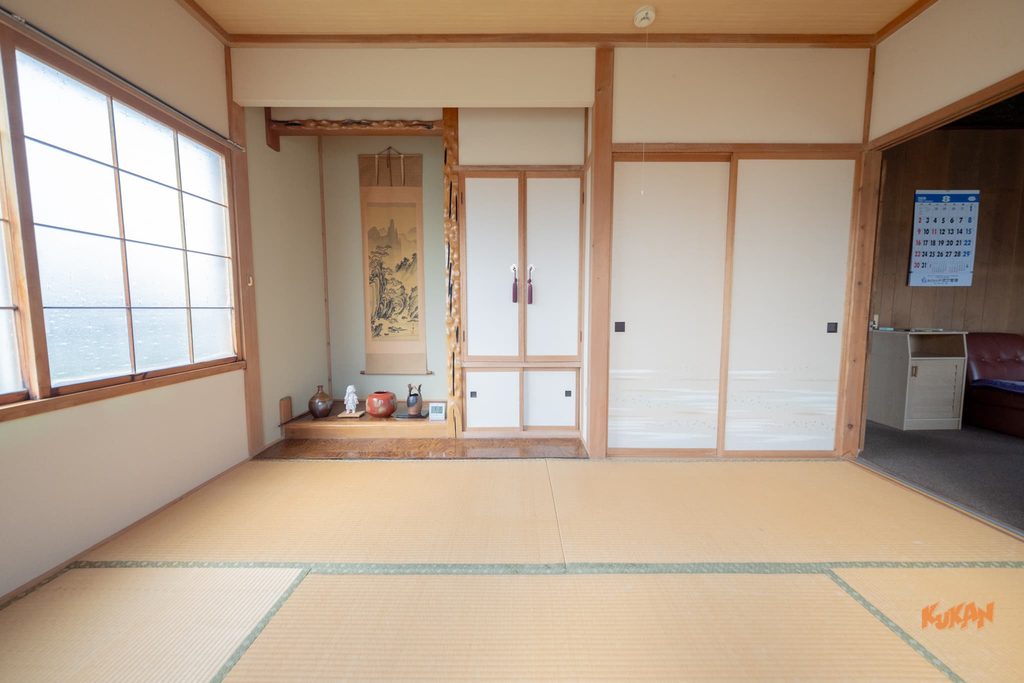 富良野市布部にあるリノベーション向け中古戸建ての床の間と畳を備えた伝統的な和室空間