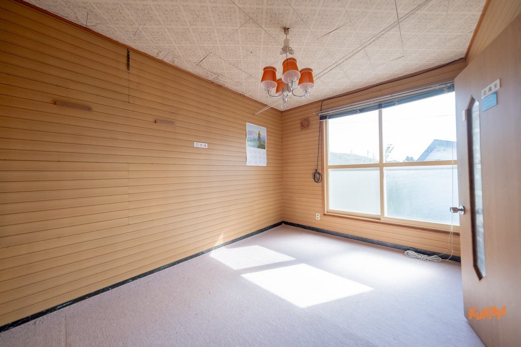 富良野市布部にあるリノベーション向け中古戸建ての照明が付いた明るい洋室空間
