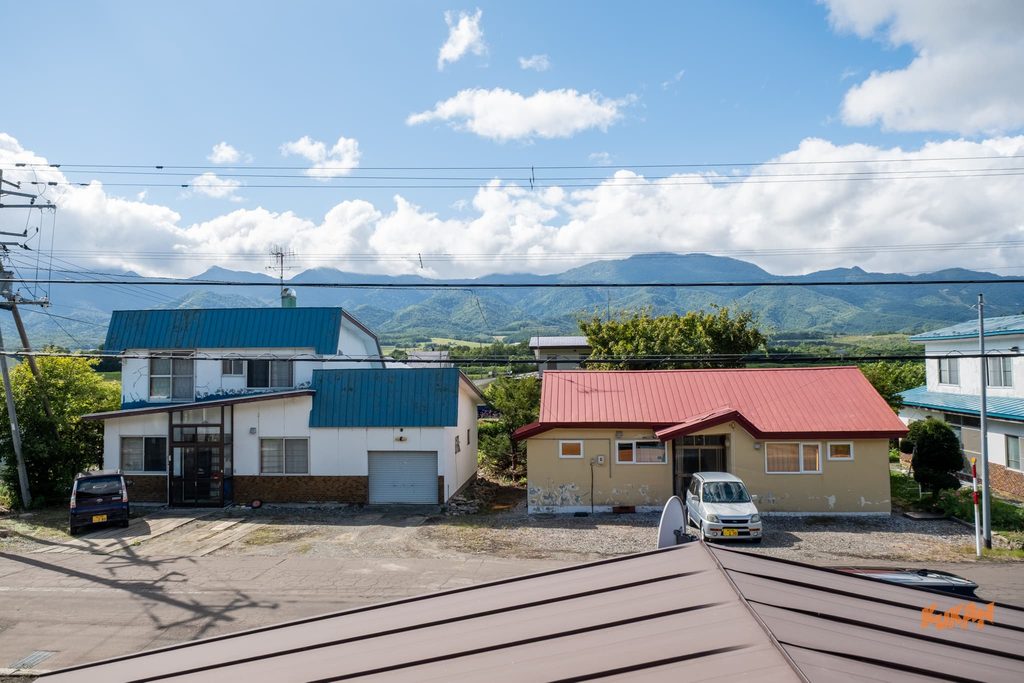 富良野市布部の中古戸建てから望む美しい十勝岳連峰と周辺の閑静な住宅街のロケーション
