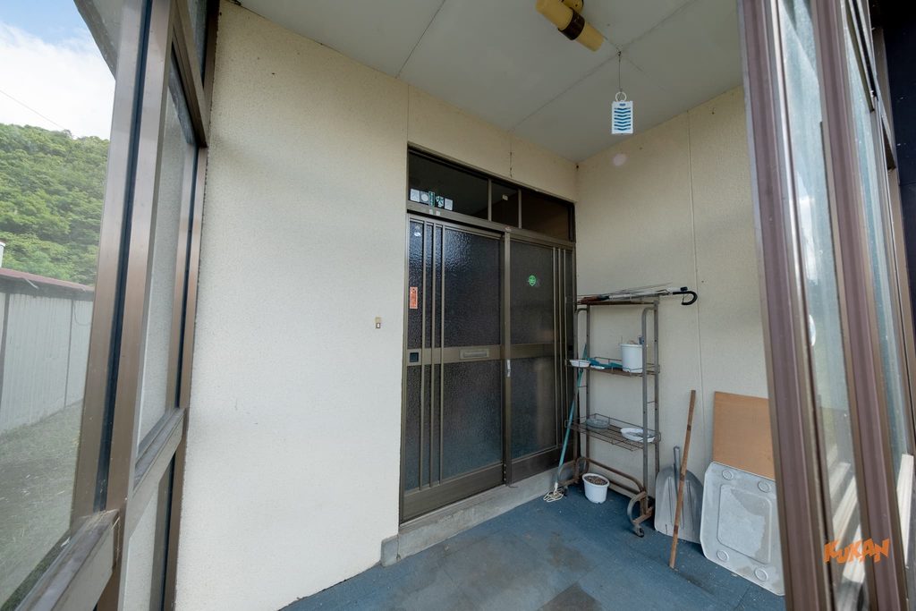 富良野市布部にある中古戸建ての雪国仕様の風除室を備えた玄関スペース