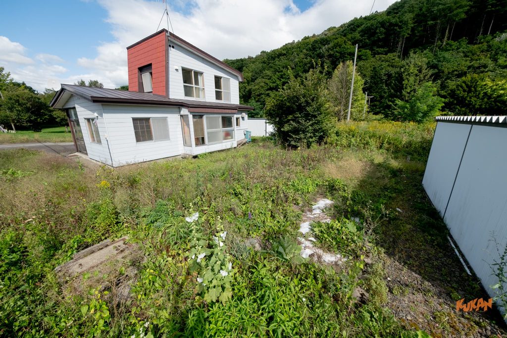 富良野市布部にある広い敷地と庭を備えたリノベーション向け中古戸建ての外観