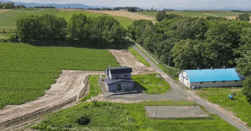 美瑛の丘にある名所ケンとメリーの木を独占するリゾートホテル開発向け土地建物の全貌