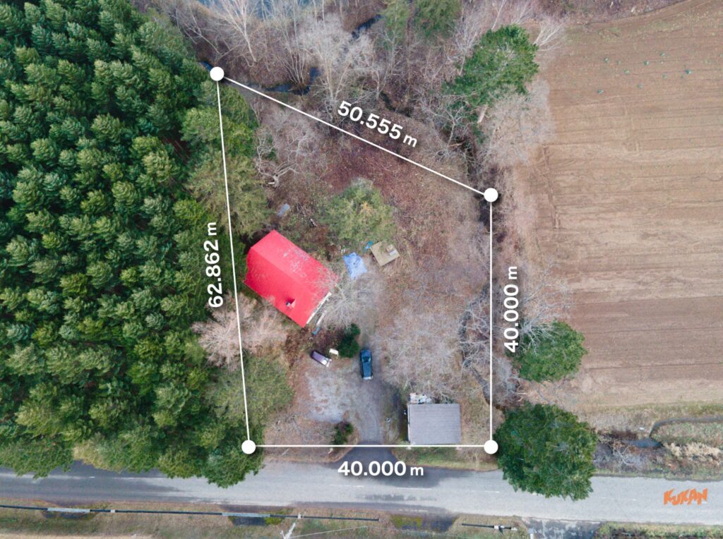 広い土地(約670坪)と建物を上空から捉えた写真。
