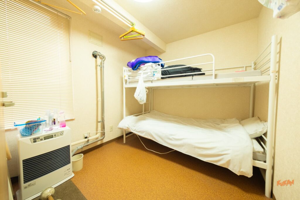 二段ベッドが設置された客室。効率的な宿泊人数確保が可能。