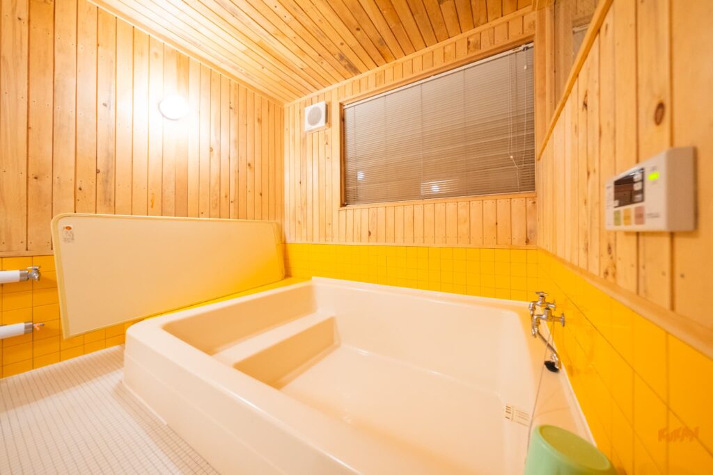 木製の大型浴槽がある公共風呂。温泉旅館のような特別感。