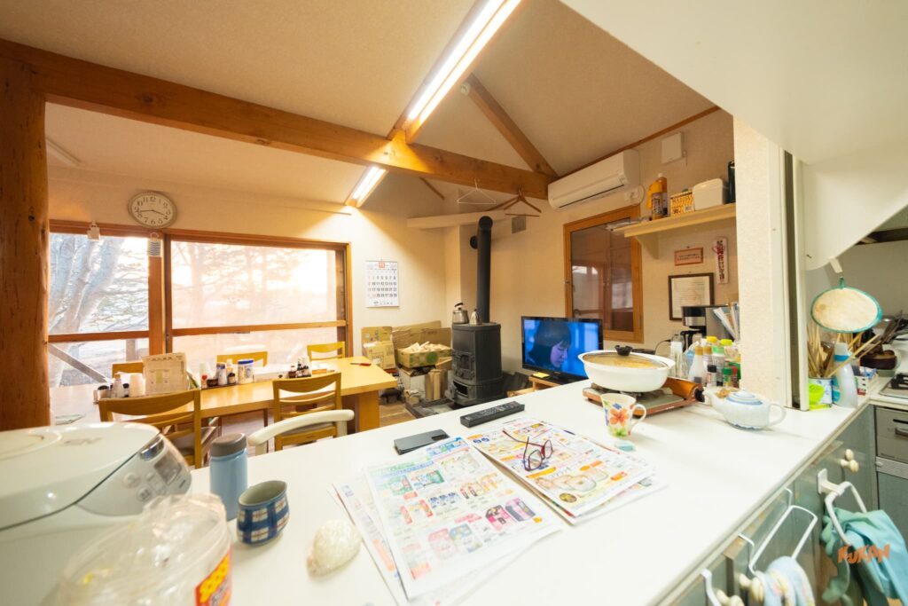 キッチン側からリビング・ダイニングエリアを見たLDK全体の様子。