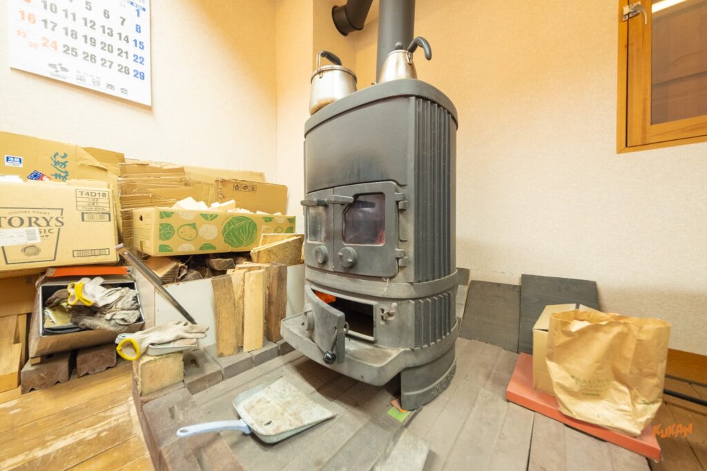 リビングに設置された薪ストーブ。冬季の暖房設備。
