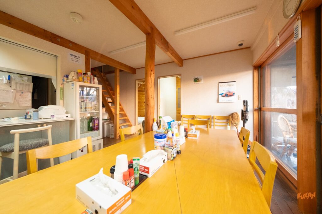 広いリビングダイニングキッチン(LDK)。大人数での食事に対応。