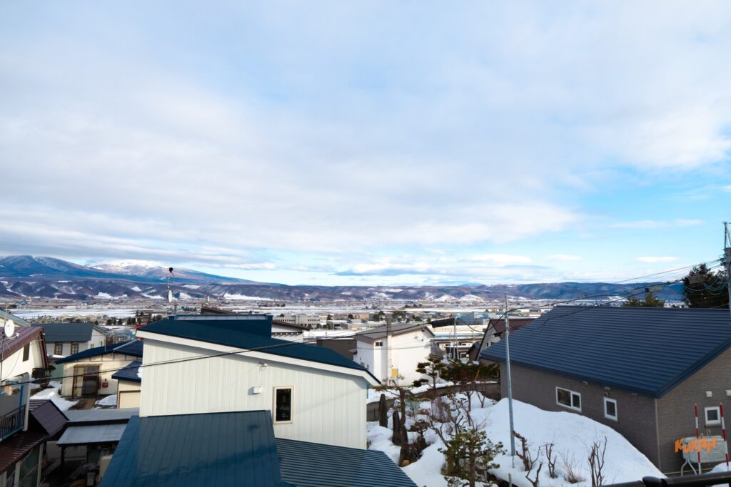 バルコニーから望む冬の十勝岳連峰