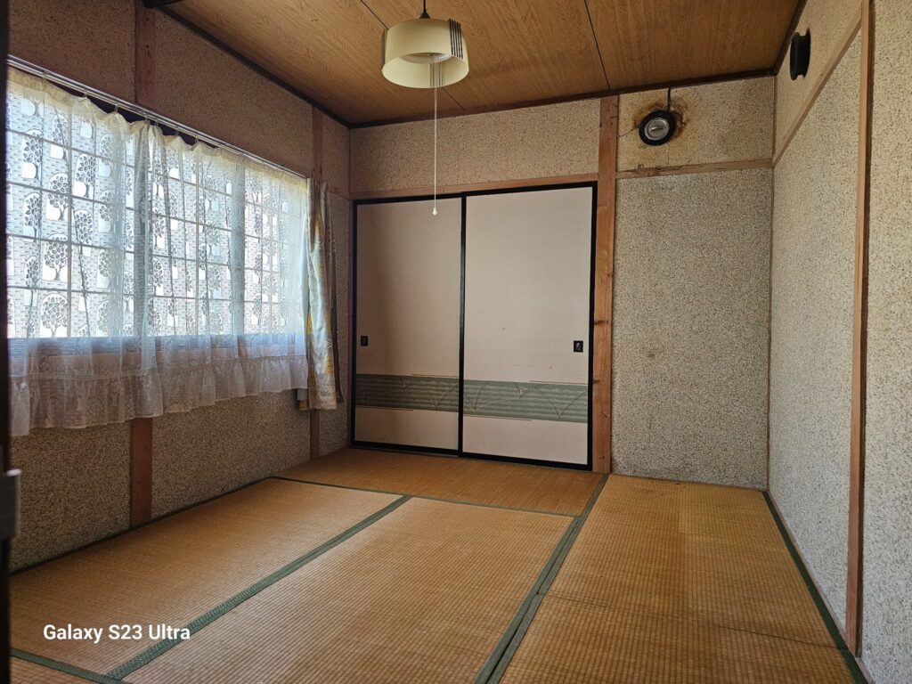 北海道美瑛町にあるリノベーション向けの築古戸建て、大きな窓から光が差し込む畳敷きの和室。