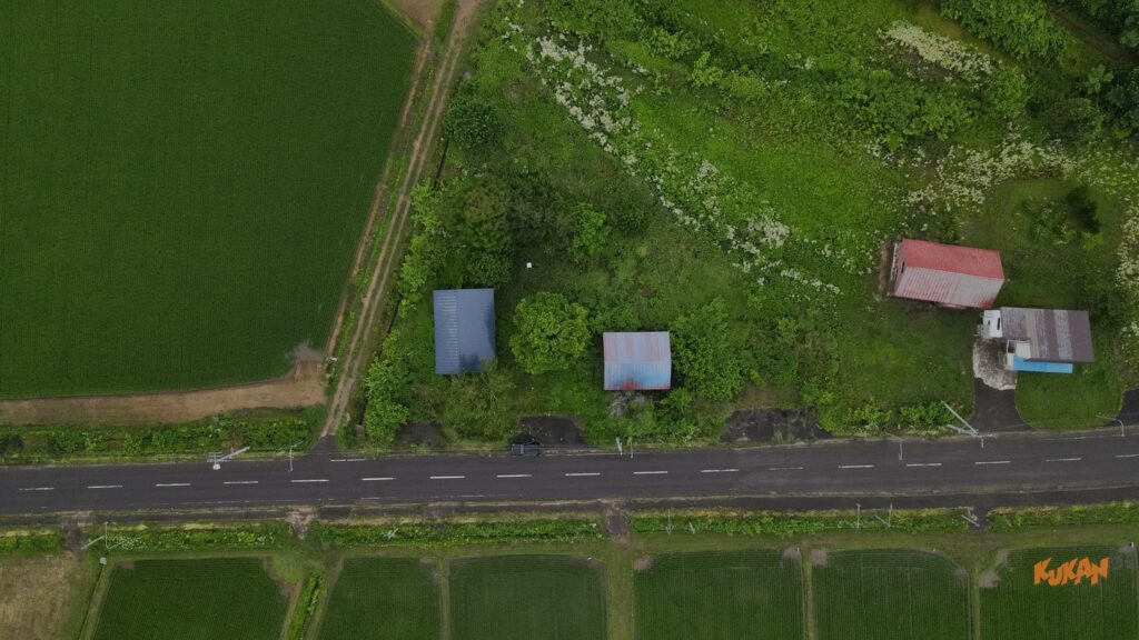キロロ・ニセコ近く、水田に囲まれた632坪の開発用地。道路沿いに建つ3棟の古家付土地。