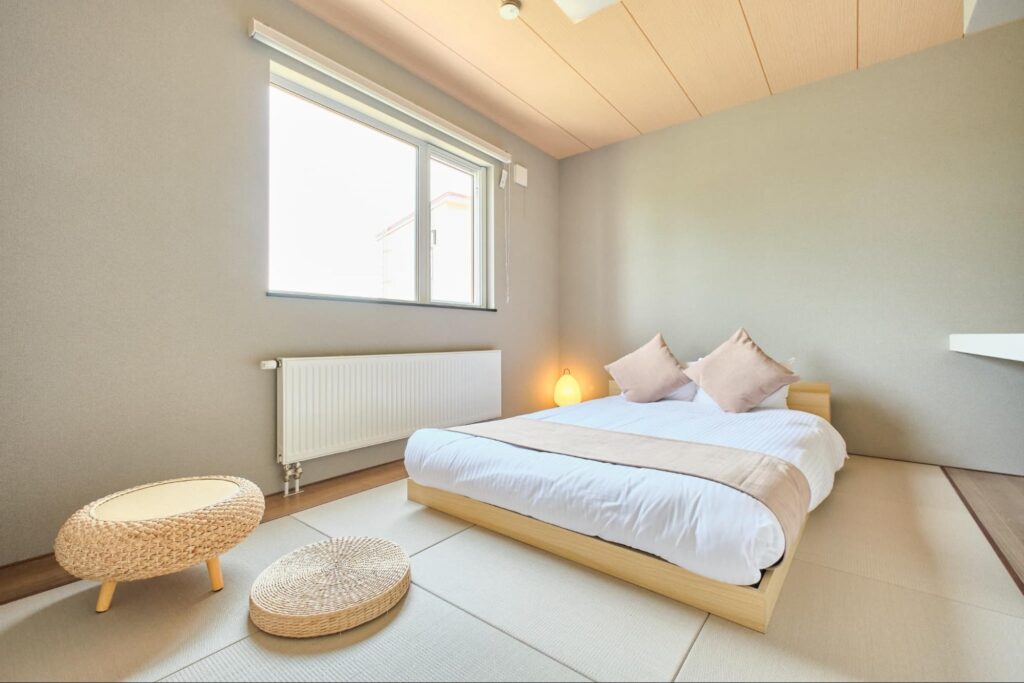 雪景色の中に佇む北海道中富良野の一棟貸し宿泊施設Shikauchiの外観と美しい冬の風景
