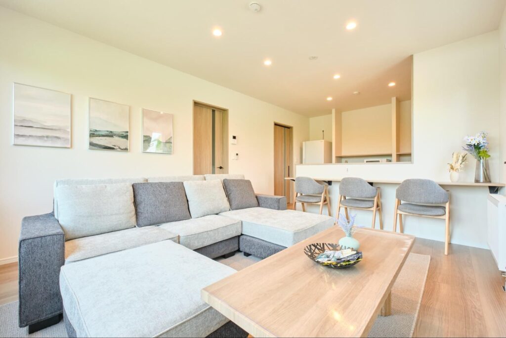 雪景色の中に佇む北海道中富良野の一棟貸し宿泊施設Shikauchiの外観と美しい冬の風景