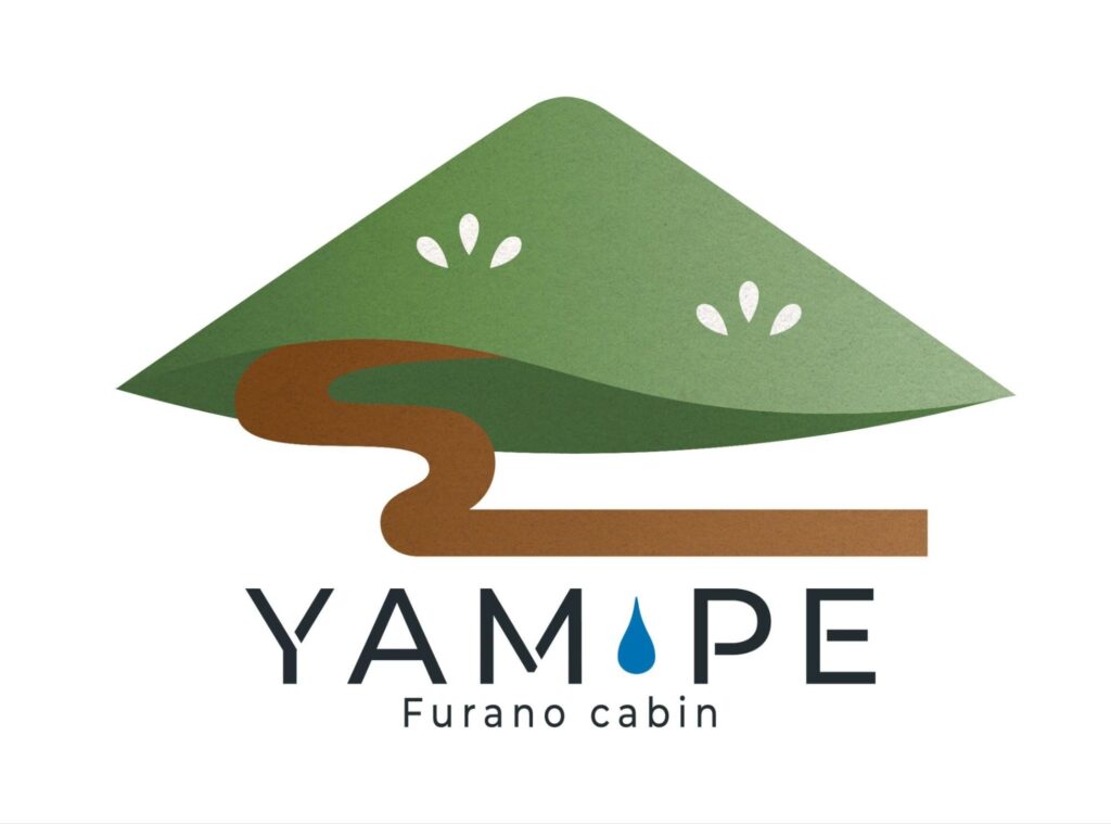 富良野の一棟貸しキャビンFurano cabin YAM-PEのロゴ。緑の山と水滴をあしらった白背景デザイン。