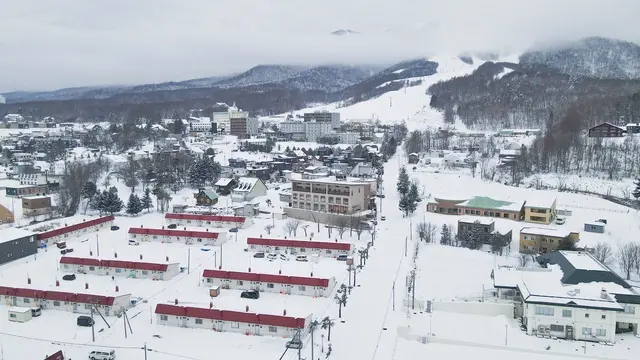白雪覆蓋的北海道富良野城鎮與房產全景（「GOEN不動產收購專門店」協助閒置空屋高價出售的雪景）