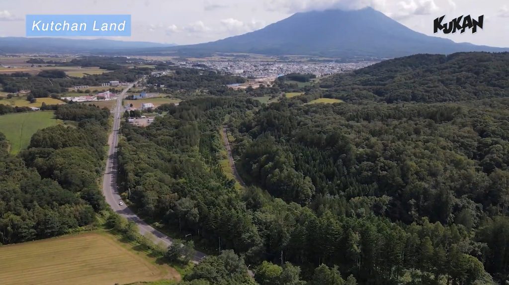 羊蹄山と豊かな自然が広がる倶知安エリアの開発・別荘管理用地を上空から俯瞰した景観