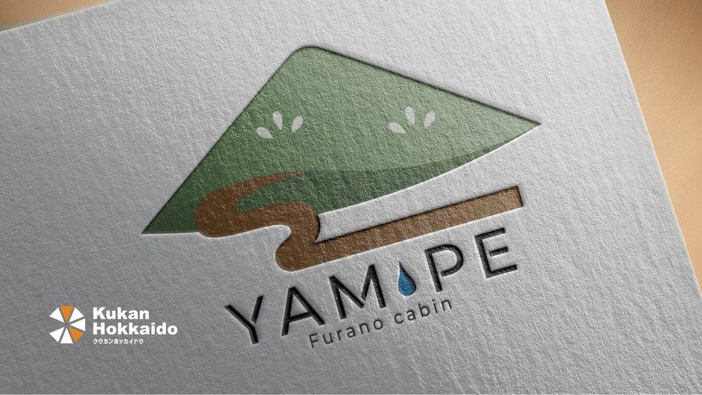 クウカンが手がけた富良野の宿泊施設「YAMABE Furano cabin」のロゴデザインとブランディング実績