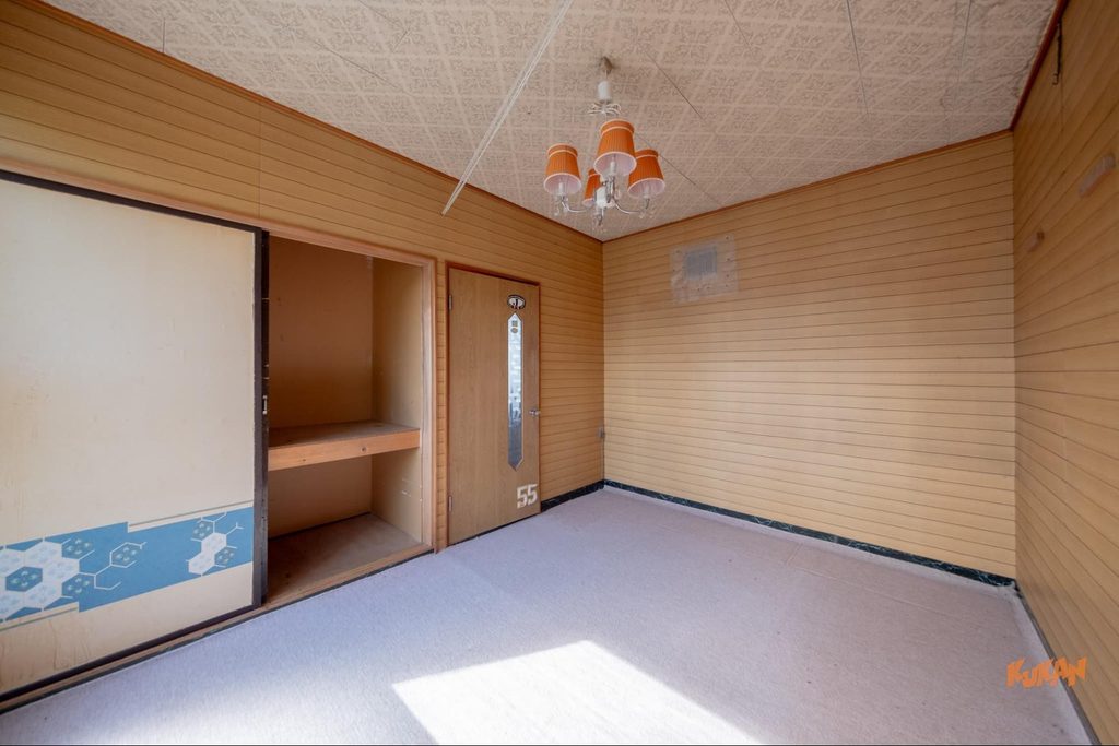 配有復古燈具與收納櫃的2樓洋室空間,適合翻新改建為富良野布部的三溫暖與度假民宿。