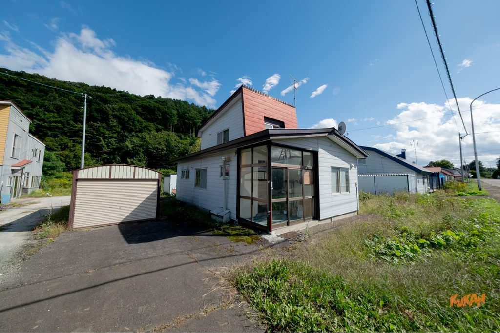 富良野布部適合改建為三溫暖度假民宿的帶車庫獨棟住宅外觀。